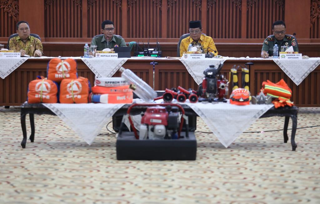 Kepala Badan Nasional Penanggulangan Bencana (BNPB) Letjen TNI Suharyanto S.Sos., M.M., memimpin Rapat Koordinasi dan Evaluasi Penanganan Karhutla di Kalimantan Selatan untuk mendukung upaya pemerintah daerah beserta seluruh jajaran forkopimda dalam mengendalikan kebakaran hutan dan lahan (karhutla) di Kalimantan Selatan pada hari Kamis (21/9).